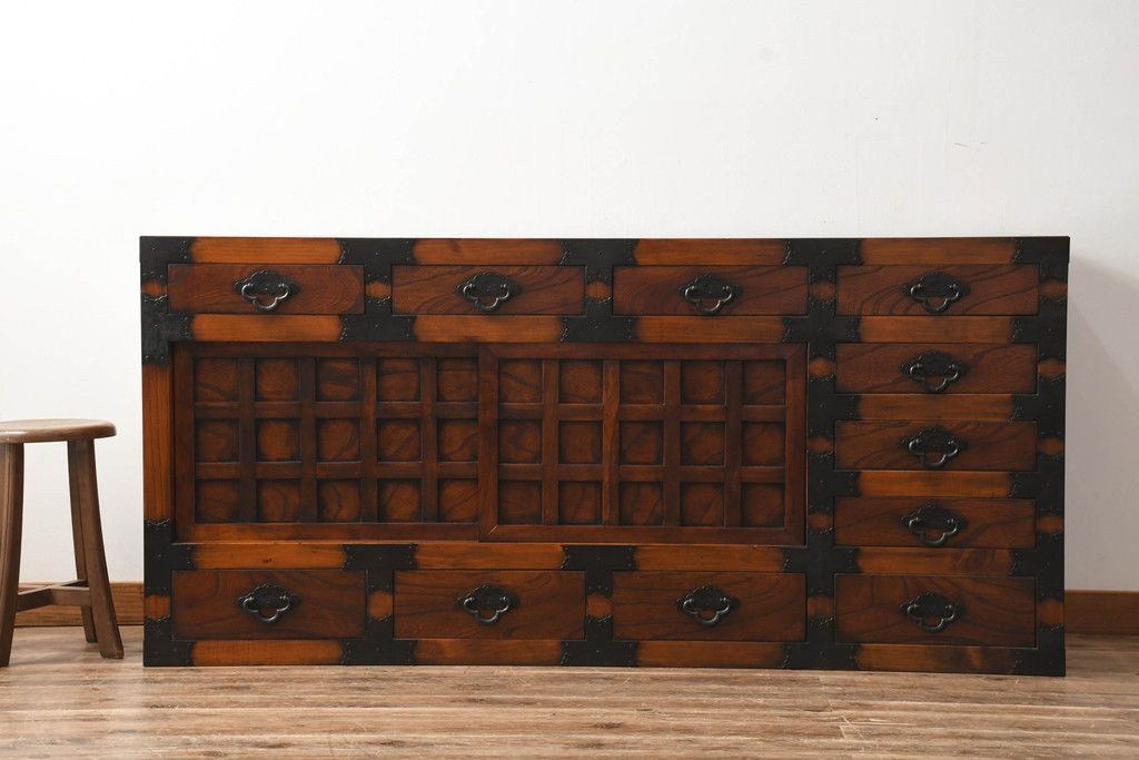 中古　存在感のある佇まいが魅力的なアンティーク調の時代箪笥サイドボード(収納棚、戸棚、収納箪笥、整理箪笥、サイドキャビネット、引き出し)(R-082836)