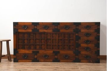 中古　存在感のある佇まいが魅力的なアンティーク調の時代箪笥サイドボード(収納棚、戸棚、収納箪笥、整理箪笥、サイドキャビネット、引き出し)(R-082836)