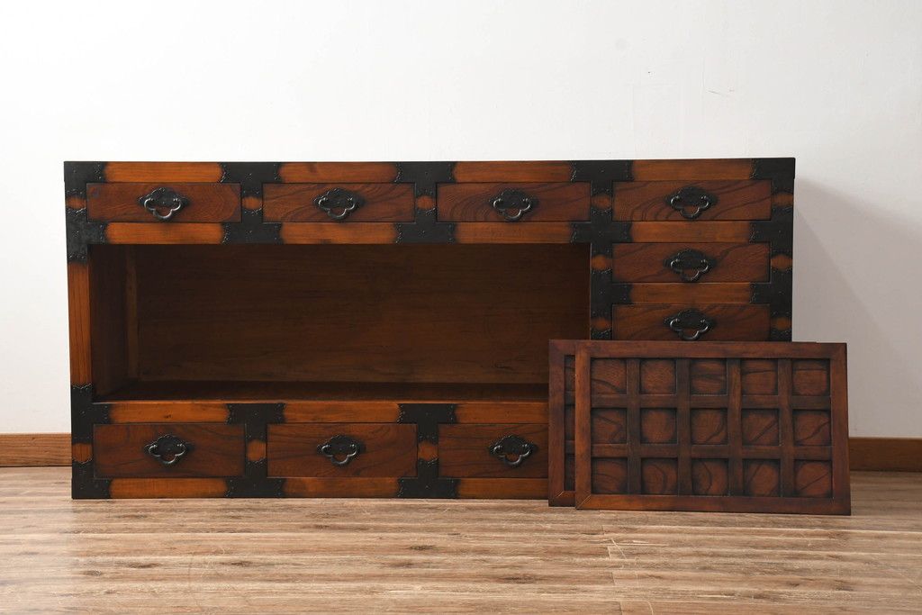 中古　存在感のある佇まいが魅力的なアンティーク調の時代箪笥サイドボード(収納棚、戸棚、収納箪笥、整理箪笥、サイドキャビネット、引き出し)(R-082836)