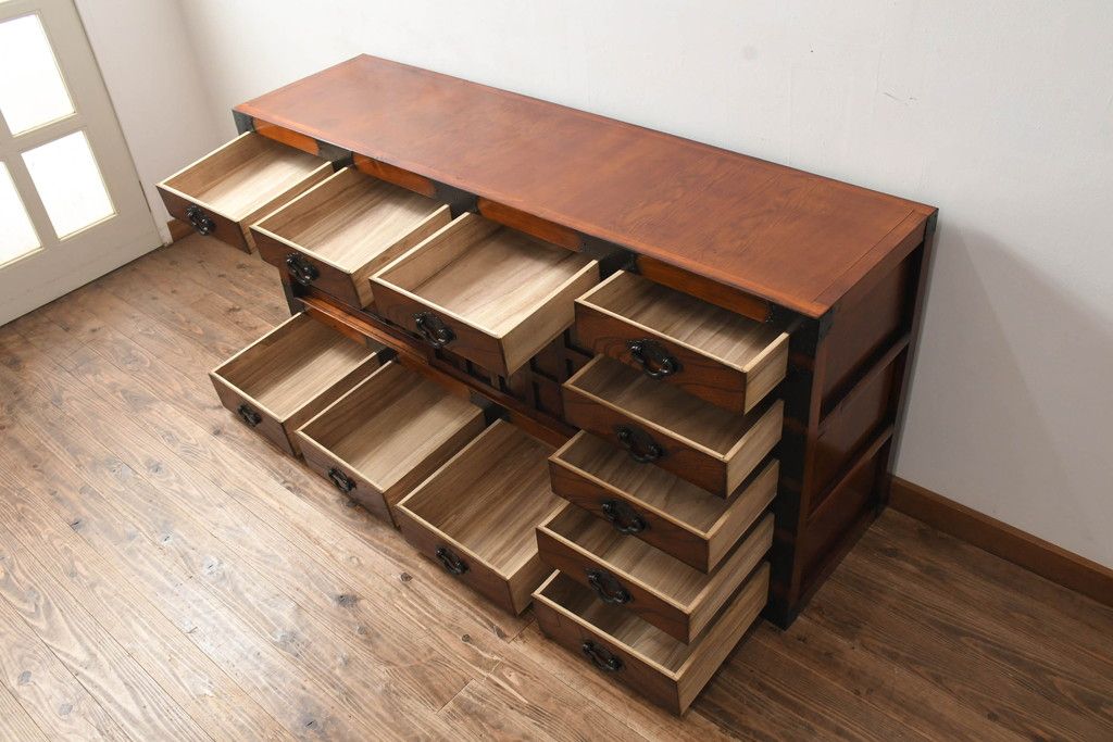 中古　存在感のある佇まいが魅力的なアンティーク調の時代箪笥サイドボード(収納棚、戸棚、収納箪笥、整理箪笥、サイドキャビネット、引き出し)(R-082836)