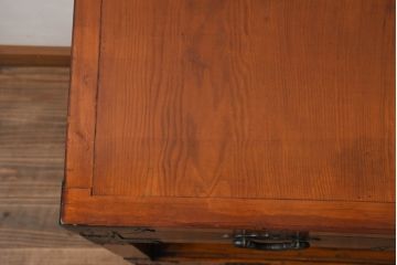 中古　存在感のある佇まいが魅力的なアンティーク調の時代箪笥サイドボード(収納棚、戸棚、収納箪笥、整理箪笥、サイドキャビネット、引き出し)(R-082836)