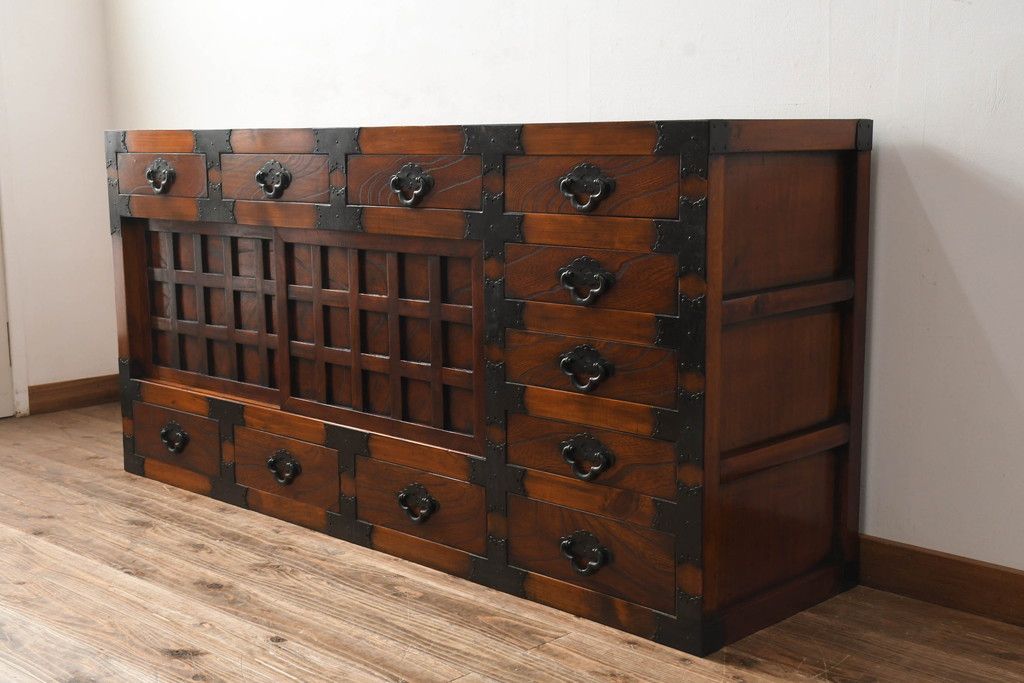 中古　存在感のある佇まいが魅力的なアンティーク調の時代箪笥サイドボード(収納棚、戸棚、収納箪笥、整理箪笥、サイドキャビネット、引き出し)(R-082836)