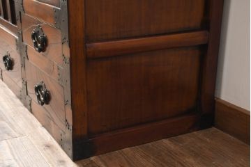 中古　存在感のある佇まいが魅力的なアンティーク調の時代箪笥サイドボード(収納棚、戸棚、収納箪笥、整理箪笥、サイドキャビネット、引き出し)(R-082836)