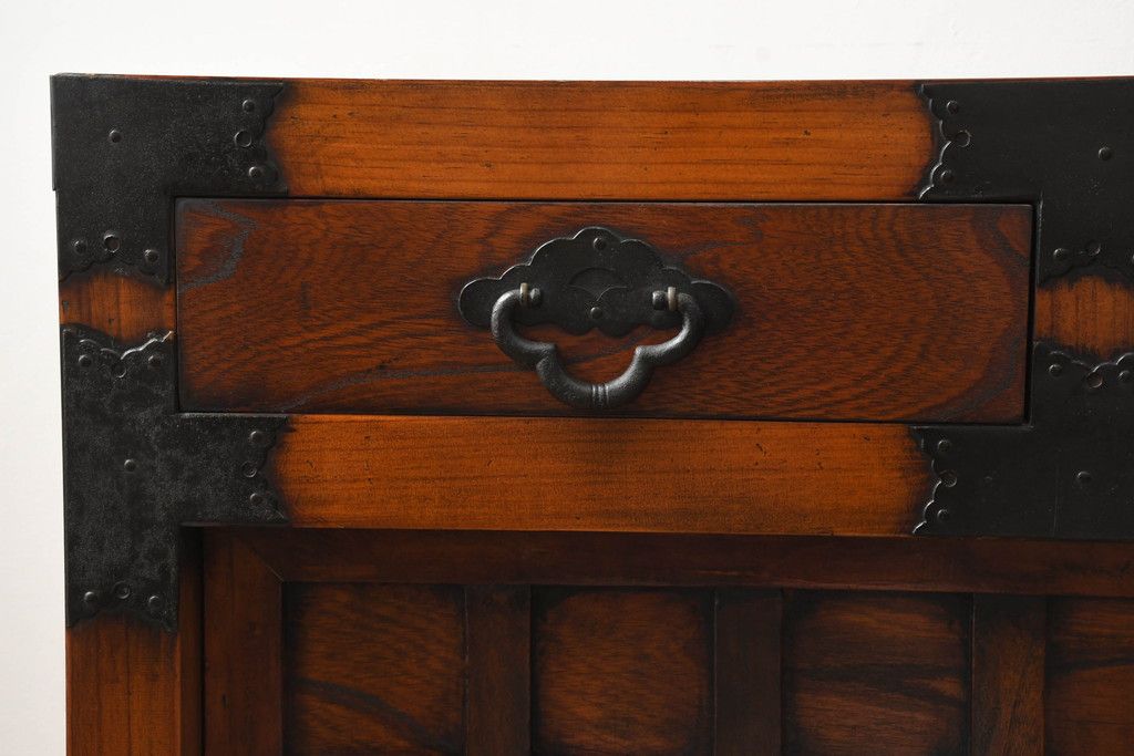 中古　存在感のある佇まいが魅力的なアンティーク調の時代箪笥サイドボード(収納棚、戸棚、収納箪笥、整理箪笥、サイドキャビネット、引き出し)(R-082836)