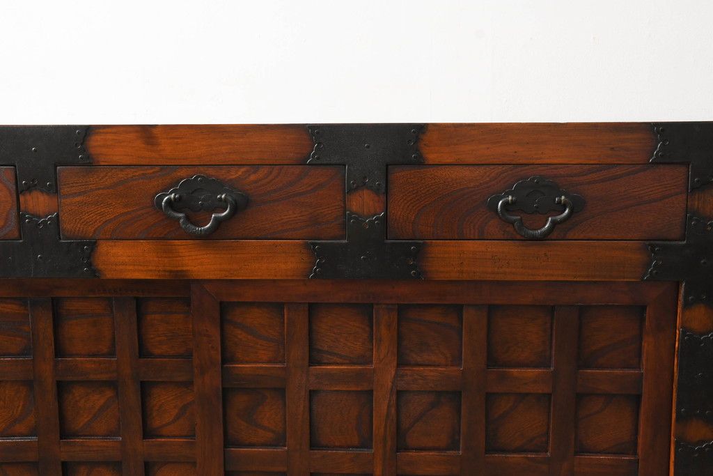 中古　存在感のある佇まいが魅力的なアンティーク調の時代箪笥サイドボード(収納棚、戸棚、収納箪笥、整理箪笥、サイドキャビネット、引き出し)(R-082836)