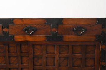 中古　存在感のある佇まいが魅力的なアンティーク調の時代箪笥サイドボード(収納棚、戸棚、収納箪笥、整理箪笥、サイドキャビネット、引き出し)(R-082836)