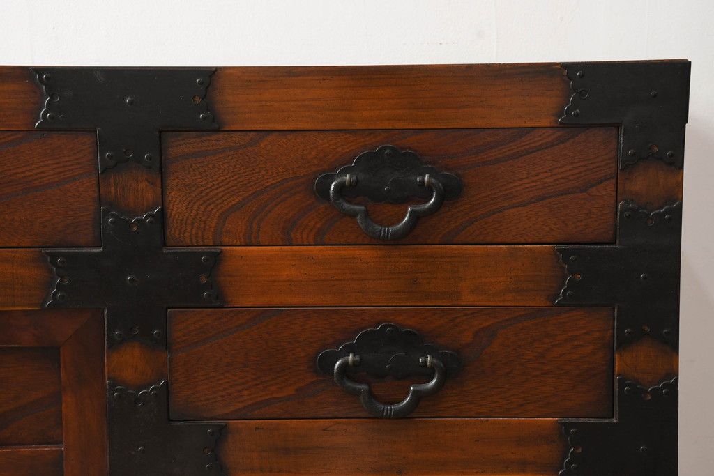 中古　存在感のある佇まいが魅力的なアンティーク調の時代箪笥サイドボード(収納棚、戸棚、収納箪笥、整理箪笥、サイドキャビネット、引き出し)(R-082836)