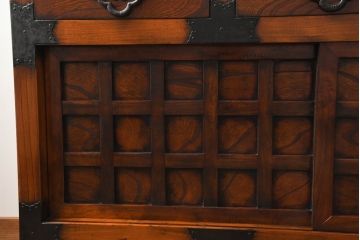 中古　存在感のある佇まいが魅力的なアンティーク調の時代箪笥サイドボード(収納棚、戸棚、収納箪笥、整理箪笥、サイドキャビネット、引き出し)(R-082836)