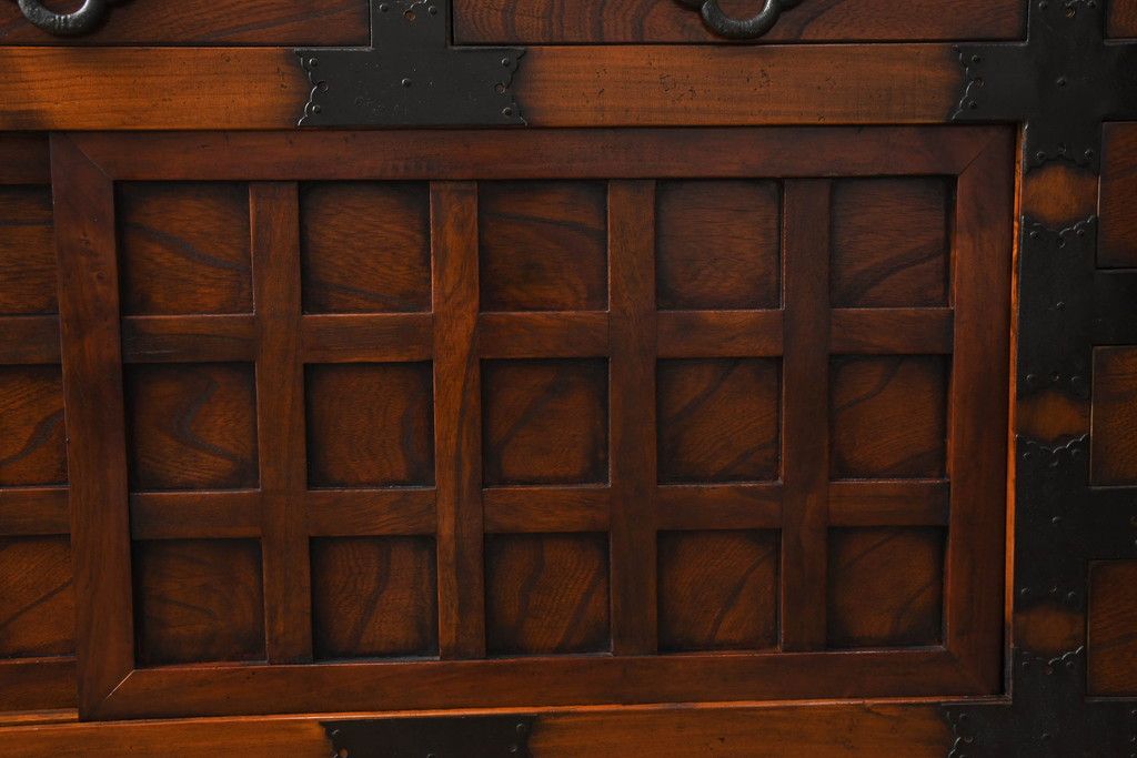 中古　存在感のある佇まいが魅力的なアンティーク調の時代箪笥サイドボード(収納棚、戸棚、収納箪笥、整理箪笥、サイドキャビネット、引き出し)(R-082836)