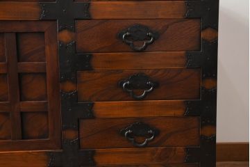 中古　存在感のある佇まいが魅力的なアンティーク調の時代箪笥サイドボード(収納棚、戸棚、収納箪笥、整理箪笥、サイドキャビネット、引き出し)(R-082836)