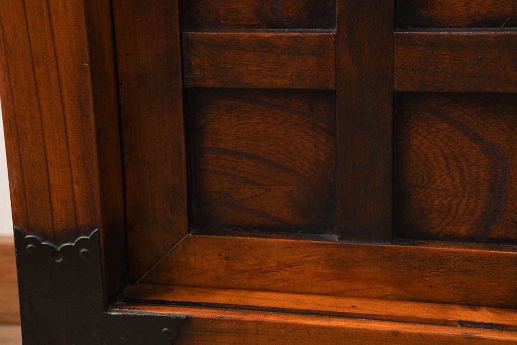 中古　存在感のある佇まいが魅力的なアンティーク調の時代箪笥サイドボード(収納棚、戸棚、収納箪笥、整理箪笥、サイドキャビネット、引き出し)(R-082836)