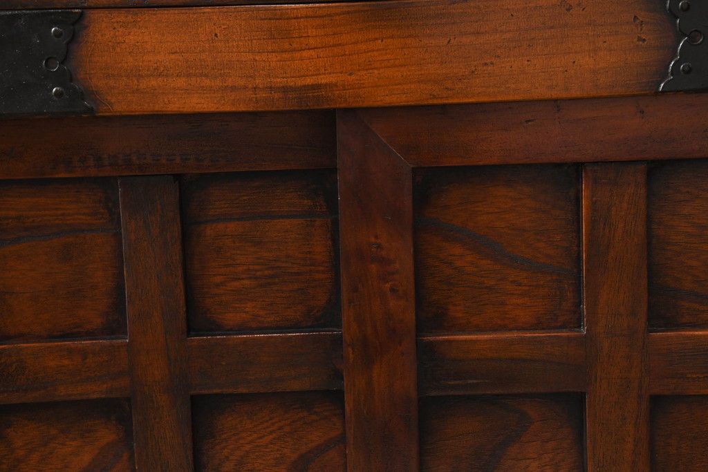 中古　存在感のある佇まいが魅力的なアンティーク調の時代箪笥サイドボード(収納棚、戸棚、収納箪笥、整理箪笥、サイドキャビネット、引き出し)(R-082836)