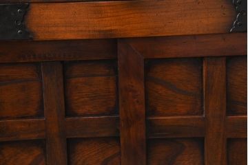 中古　存在感のある佇まいが魅力的なアンティーク調の時代箪笥サイドボード(収納棚、戸棚、収納箪笥、整理箪笥、サイドキャビネット、引き出し)(R-082836)