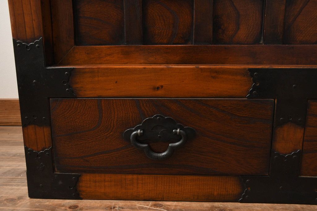 中古　存在感のある佇まいが魅力的なアンティーク調の時代箪笥サイドボード(収納棚、戸棚、収納箪笥、整理箪笥、サイドキャビネット、引き出し)(R-082836)