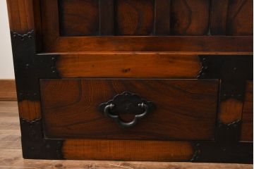 中古　存在感のある佇まいが魅力的なアンティーク調の時代箪笥サイドボード(収納棚、戸棚、収納箪笥、整理箪笥、サイドキャビネット、引き出し)(R-082836)