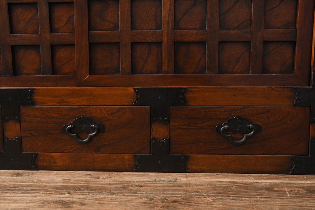 中古　存在感のある佇まいが魅力的なアンティーク調の時代箪笥サイドボード(収納棚、戸棚、収納箪笥、整理箪笥、サイドキャビネット、引き出し)(R-082836)