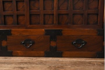 中古　存在感のある佇まいが魅力的なアンティーク調の時代箪笥サイドボード(収納棚、戸棚、収納箪笥、整理箪笥、サイドキャビネット、引き出し)(R-082836)