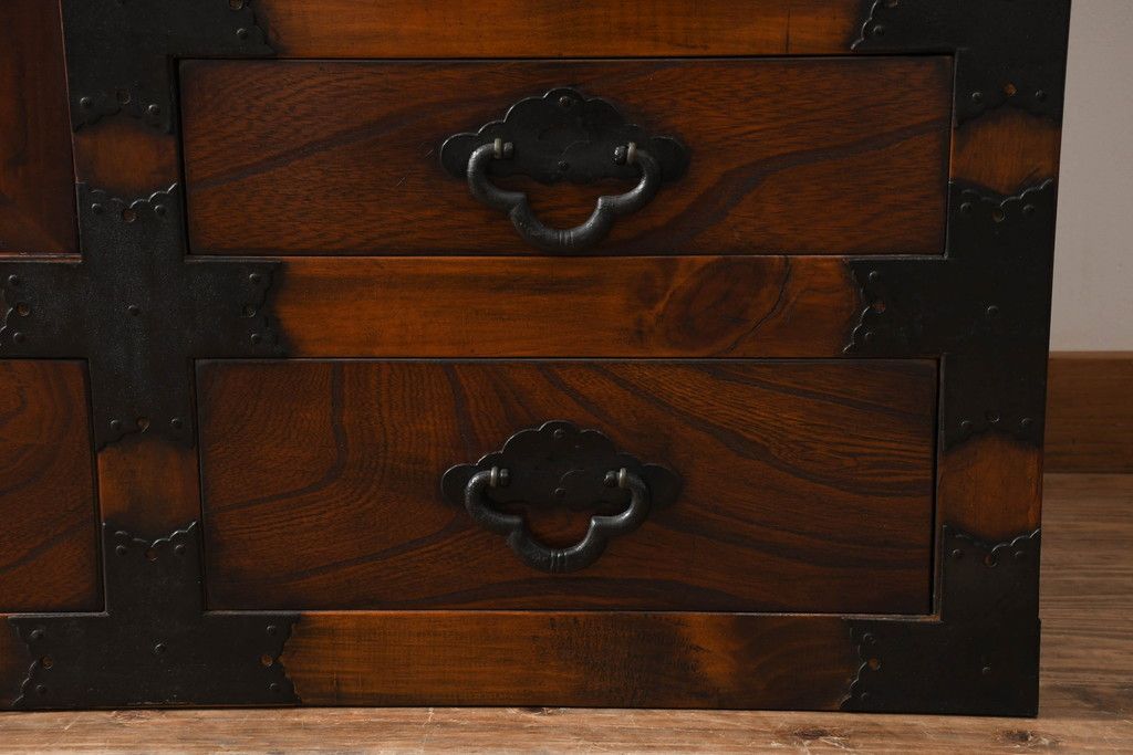 中古　存在感のある佇まいが魅力的なアンティーク調の時代箪笥サイドボード(収納棚、戸棚、収納箪笥、整理箪笥、サイドキャビネット、引き出し)(R-082836)