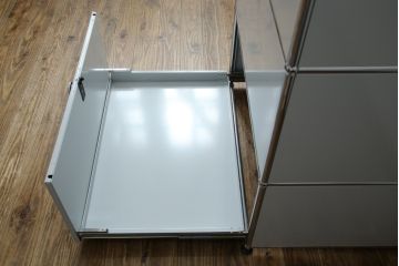 中古　美品!!　スイス　USMハラー(USM Haller)　美しくシンプルなデザインが目を引くキャビネット(サイドチェスト、引き出し、店舗什器)(R-082842)