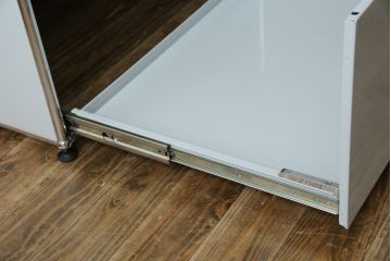 中古　美品!!　スイス　USMハラー(USM Haller)　美しくシンプルなデザインが目を引くキャビネット(サイドチェスト、引き出し、店舗什器)(R-082842)