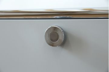 中古　美品!!　スイス　USMハラー(USM Haller)　美しくシンプルなデザインが目を引くキャビネット(サイドチェスト、引き出し、店舗什器)(R-082842)
