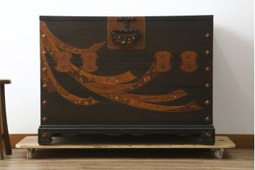 中古　美品!!　国産職人手作り品　黒タン材　「蟻(あり)組」仕立て　美しい花梨象嵌と寄木細工が目を惹くバンタチ風収納箪笥(和タンス、サイドチェスト、ローチェスト、引き出し)(定価約90万円)(R-082843)