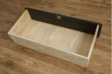 中古　美品!!　国産職人手作り品　黒タン材　「蟻(あり)組」仕立て　美しい花梨象嵌と寄木細工が目を惹くバンタチ風収納箪笥(和タンス、サイドチェスト、ローチェスト、引き出し)(定価約90万円)(R-082843)