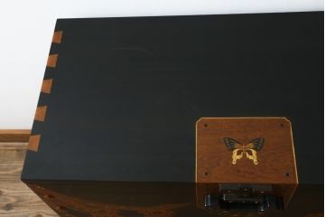 中古　美品!!　国産職人手作り品　黒タン材　「蟻(あり)組」仕立て　美しい花梨象嵌と寄木細工が目を惹くバンタチ風収納箪笥(和タンス、サイドチェスト、ローチェスト、引き出し)(定価約90万円)(R-082843)