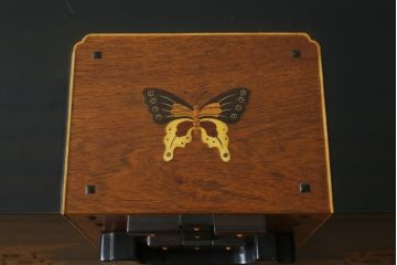 中古　美品!!　国産職人手作り品　黒タン材　「蟻(あり)組」仕立て　美しい花梨象嵌と寄木細工が目を惹くバンタチ風収納箪笥(和タンス、サイドチェスト、ローチェスト、引き出し)(定価約90万円)(R-082843)