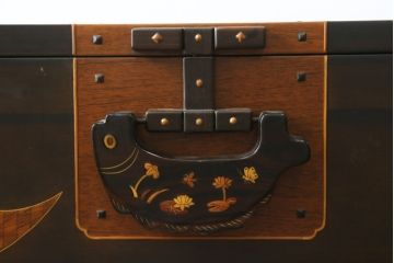 中古　美品!!　国産職人手作り品　黒タン材　「蟻(あり)組」仕立て　美しい花梨象嵌と寄木細工が目を惹くバンタチ風収納箪笥(和タンス、サイドチェスト、ローチェスト、引き出し)(定価約90万円)(R-082843)