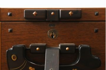 中古　美品!!　国産職人手作り品　黒タン材　「蟻(あり)組」仕立て　美しい花梨象嵌と寄木細工が目を惹くバンタチ風収納箪笥(和タンス、サイドチェスト、ローチェスト、引き出し)(定価約90万円)(R-082843)