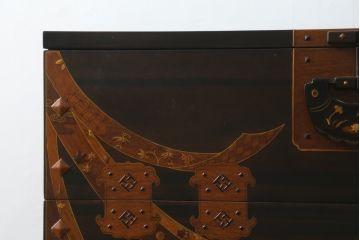 中古　美品!!　国産職人手作り品　黒タン材　「蟻(あり)組」仕立て　美しい花梨象嵌と寄木細工が目を惹くバンタチ風収納箪笥(和タンス、サイドチェスト、ローチェスト、引き出し)(定価約90万円)(R-082843)