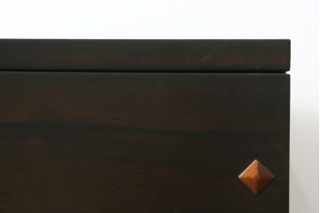 中古　美品!!　国産職人手作り品　黒タン材　「蟻(あり)組」仕立て　美しい花梨象嵌と寄木細工が目を惹くバンタチ風収納箪笥(和タンス、サイドチェスト、ローチェスト、引き出し)(定価約90万円)(R-082843)