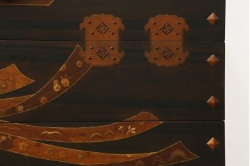 中古　美品!!　国産職人手作り品　黒タン材　「蟻(あり)組」仕立て　美しい花梨象嵌と寄木細工が目を惹くバンタチ風収納箪笥(和タンス、サイドチェスト、ローチェスト、引き出し)(定価約90万円)(R-082843)