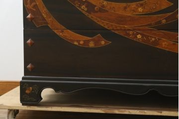 中古　美品!!　国産職人手作り品　黒タン材　「蟻(あり)組」仕立て　美しい花梨象嵌と寄木細工が目を惹くバンタチ風収納箪笥(和タンス、サイドチェスト、ローチェスト、引き出し)(定価約90万円)(R-082843)