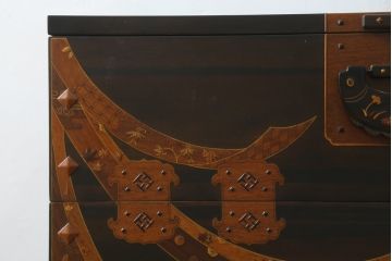 中古　美品!!　国産職人手作り品　黒タン材　「蟻(あり)組」仕立て　美しい花梨象嵌と寄木細工が目を惹くバンタチ風収納箪笥(和タンス、サイドチェスト、ローチェスト、引き出し)(定価約90万円)(R-082843)