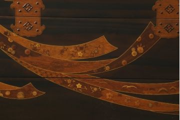 中古　美品!!　国産職人手作り品　黒タン材　「蟻(あり)組」仕立て　美しい花梨象嵌と寄木細工が目を惹くバンタチ風収納箪笥(和タンス、サイドチェスト、ローチェスト、引き出し)(定価約90万円)(R-082843)