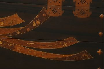 中古　美品!!　国産職人手作り品　黒タン材　「蟻(あり)組」仕立て　美しい花梨象嵌と寄木細工が目を惹くバンタチ風収納箪笥(和タンス、サイドチェスト、ローチェスト、引き出し)(定価約90万円)(R-082843)