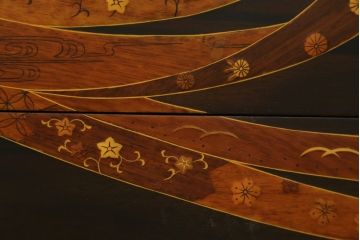 中古　美品!!　国産職人手作り品　黒タン材　「蟻(あり)組」仕立て　美しい花梨象嵌と寄木細工が目を惹くバンタチ風収納箪笥(和タンス、サイドチェスト、ローチェスト、引き出し)(定価約90万円)(R-082843)