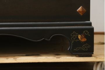 中古　美品!!　国産職人手作り品　黒タン材　「蟻(あり)組」仕立て　美しい花梨象嵌と寄木細工が目を惹くバンタチ風収納箪笥(和タンス、サイドチェスト、ローチェスト、引き出し)(定価約90万円)(R-082843)