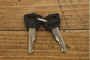 中古　美品!!　国産職人手作り品　黒タン材　「蟻(あり)組」仕立て　美しい花梨象嵌と寄木細工が目を惹くバンタチ風収納箪笥(和タンス、サイドチェスト、ローチェスト、引き出し)(定価約90万円)(R-082843)