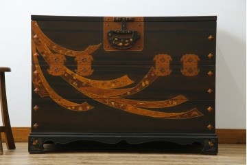 中古　美品!!　国産職人手作り品　黒タン材　「蟻(あり)組」仕立て　美しい花梨象嵌と寄木細工が目を惹くバンタチ風収納箪笥　定価約90万円相当　(R-082843)