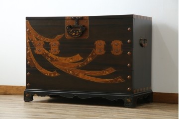 中古　美品!!　国産職人手作り品　黒タン材　「蟻(あり)組」仕立て　美しい花梨象嵌と寄木細工が目を惹くバンタチ風収納箪笥　定価約90万円相当　(R-082843)