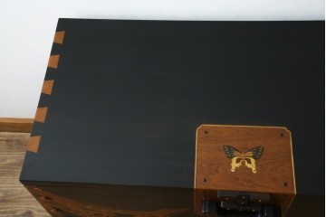 中古　美品!!　国産職人手作り品　黒タン材　「蟻(あり)組」仕立て　美しい花梨象嵌と寄木細工が目を惹くバンタチ風収納箪笥　定価約90万円相当　(R-082843)