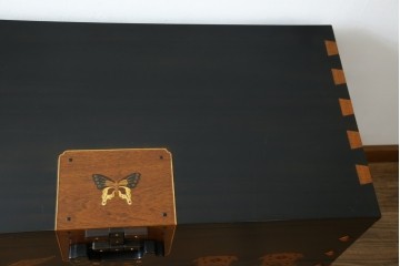 中古　美品!!　国産職人手作り品　黒タン材　「蟻(あり)組」仕立て　美しい花梨象嵌と寄木細工が目を惹くバンタチ風収納箪笥　定価約90万円相当　(R-082843)