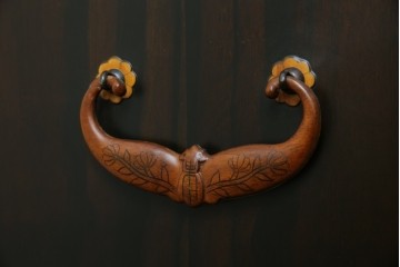 中古　美品!!　国産職人手作り品　黒タン材　「蟻(あり)組」仕立て　美しい花梨象嵌と寄木細工が目を惹くバンタチ風収納箪笥　定価約90万円相当　(R-082843)