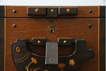 中古　美品!!　国産職人手作り品　黒タン材　「蟻(あり)組」仕立て　美しい花梨象嵌と寄木細工が目を惹くバンタチ風収納箪笥　定価約90万円相当　(R-082843)