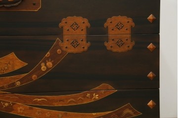 中古　美品!!　国産職人手作り品　黒タン材　「蟻(あり)組」仕立て　美しい花梨象嵌と寄木細工が目を惹くバンタチ風収納箪笥　定価約90万円相当　(R-082843)