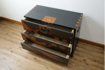 中古　美品!!　国産職人手作り品　黒タン材　「蟻(あり)組」仕立て　美しい花梨象嵌と寄木細工が目を惹くバンタチ風収納箪笥　定価約90万円相当　(R-082843)