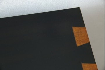 中古　美品!!　国産職人手作り品　黒タン材　「蟻(あり)組」仕立て　美しい花梨象嵌と寄木細工が目を惹くバンタチ風収納箪笥　定価約90万円相当　(R-082843)